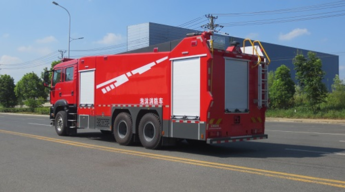 13噸汕德卡泡沫消防車